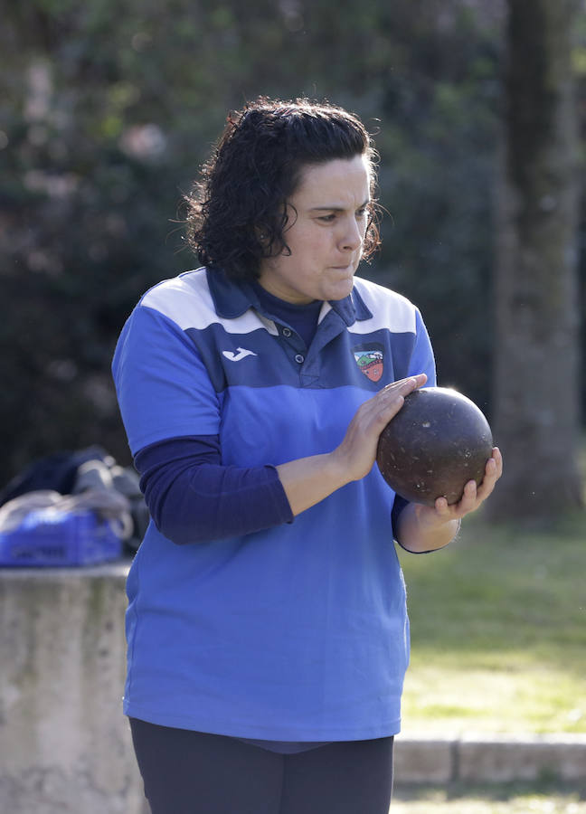 Una treintena de mujeres compite en la modalidad de 'bolos a katxete', un juego con 150 años de historia reservado hasta hace poco a los hombres