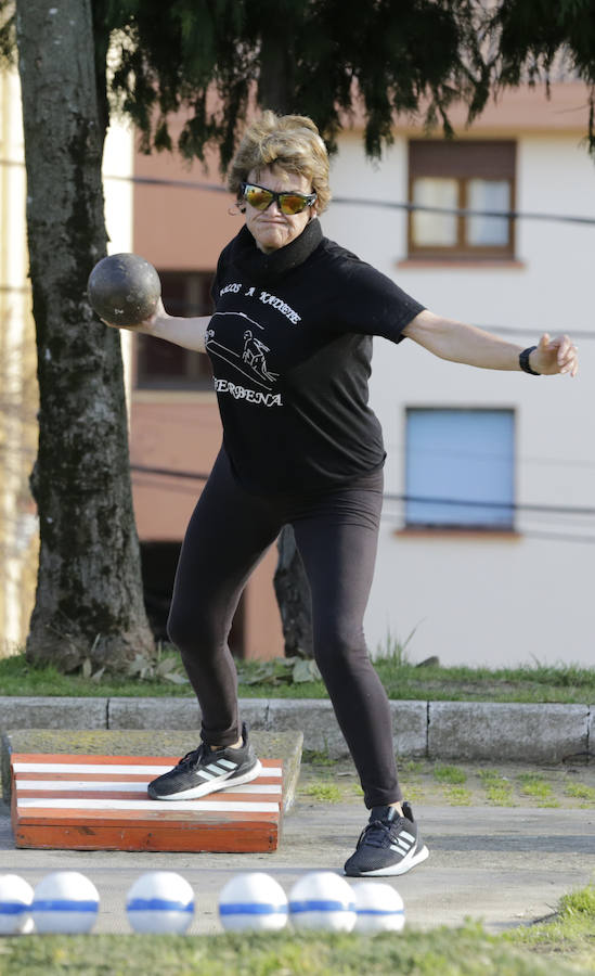 Una treintena de mujeres compite en la modalidad de 'bolos a katxete', un juego con 150 años de historia reservado hasta hace poco a los hombres