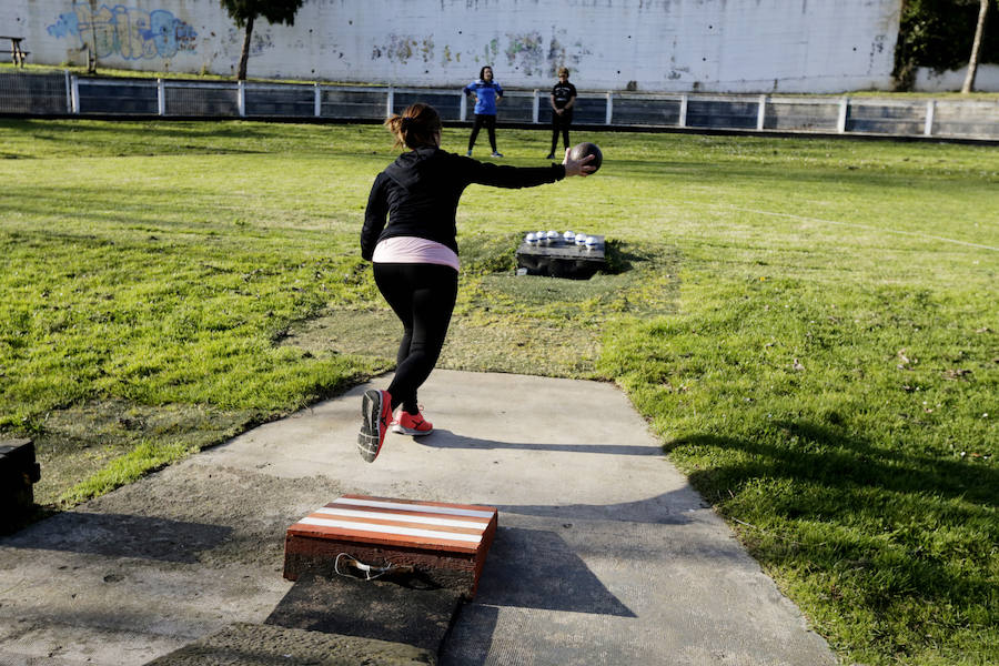 Una treintena de mujeres compite en la modalidad de 'bolos a katxete', un juego con 150 años de historia reservado hasta hace poco a los hombres