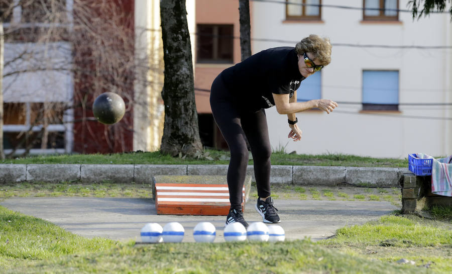 Una treintena de mujeres compite en la modalidad de 'bolos a katxete', un juego con 150 años de historia reservado hasta hace poco a los hombres