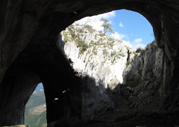 Boca de la cueva de Sandaili.