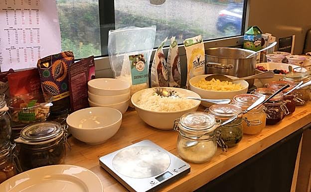 Una báscula junto a los alimentos de los que disponen los ciclistas en el camión cocina.