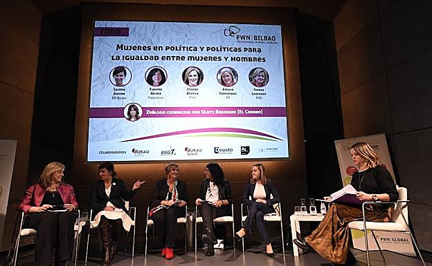 Teresa Laespada, Jasone Agirre, Itxaso Atutxa, Eukene Arana y Amaya Fernández, en el foro de ayer. A la derecha, la periodista de EL CORREO Olatz Barriuso.