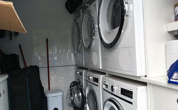 Varias lavadoras dentro de uno de los vehículos del Sky.