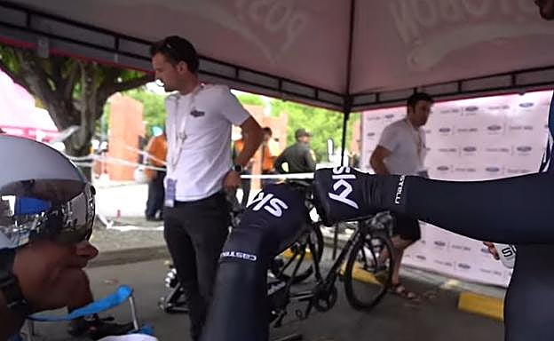 Saludo entre dos corredores en el pasado Tour Colombia.