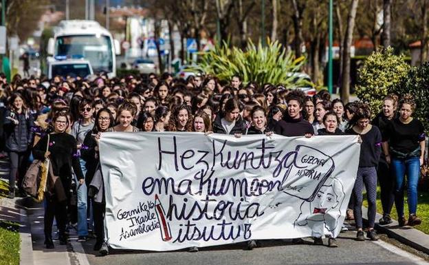 Manifestación de alumnas de Gernika el pasado año, con motivo del Día de la Mujer. 