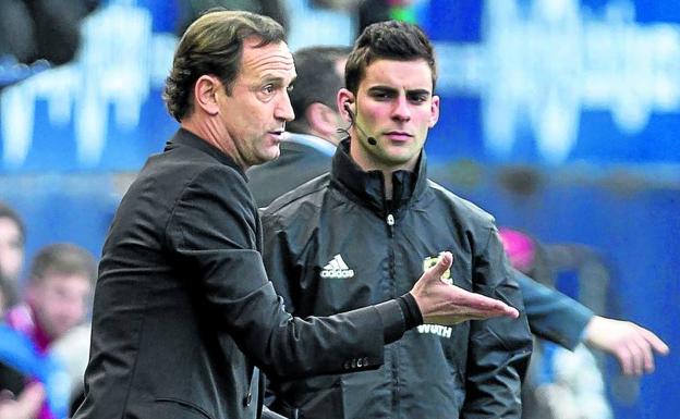 Joseba Etxeberria da instrucciones en un partido del Tenerife contra el Osasuna.