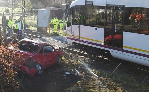 El vehículo accidentado junto al tren que lo ha arrollado