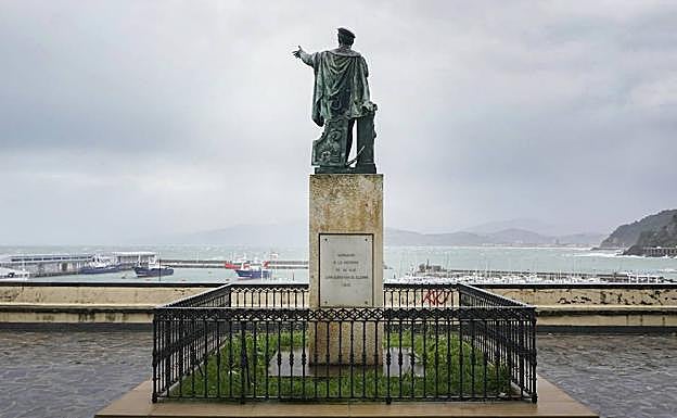 La estatua de Elcano preside el puerto de Getaria.