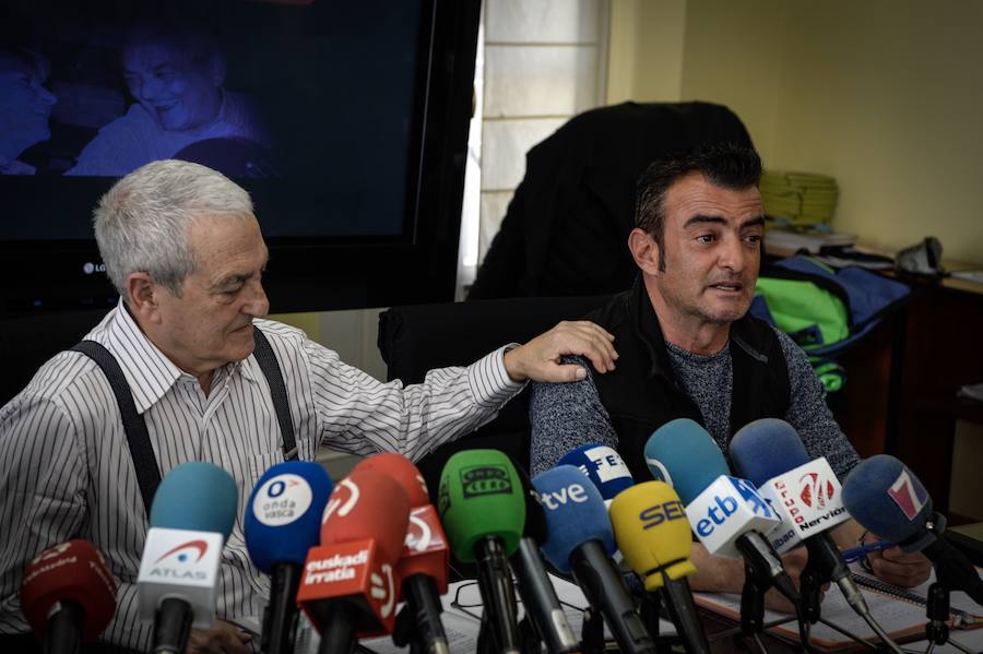 El viudo de Maribel, Txema Lorente, arropado por sus dos hijos, esta mañana en el Ayuntamiento jarrillero.