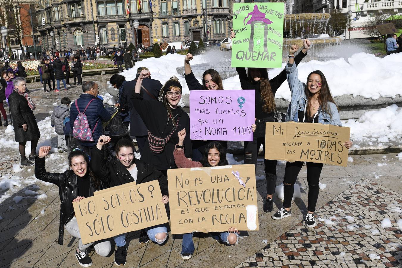 Grupo de estudiantes en la plaza Moyua.