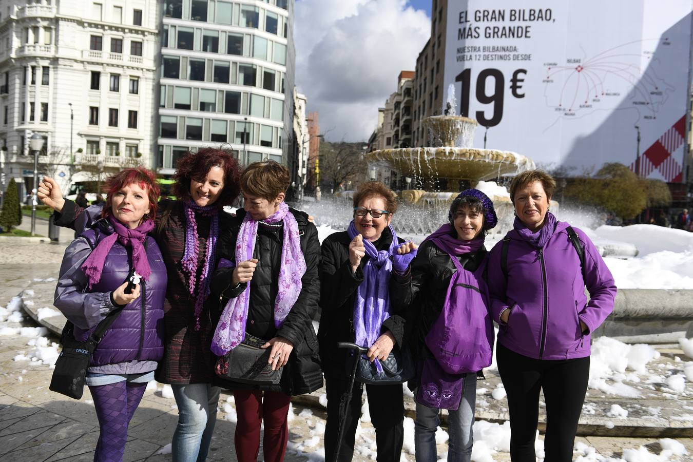 Un grupo de mujeres, con vestimenta morada en la plaza Moyua.