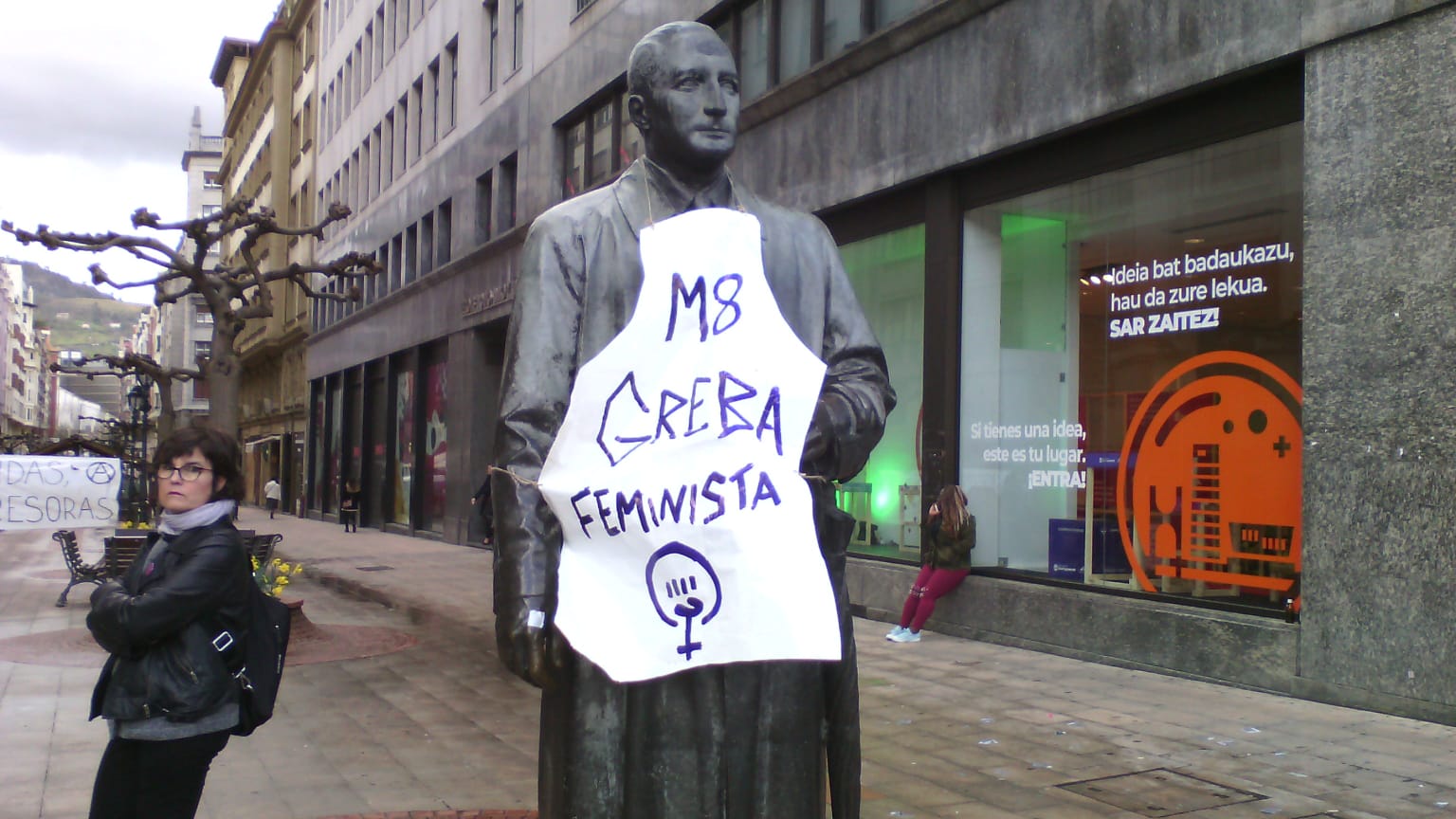 La escultura del lehendakari Agirre con una pancarta con motivo de la huelga.