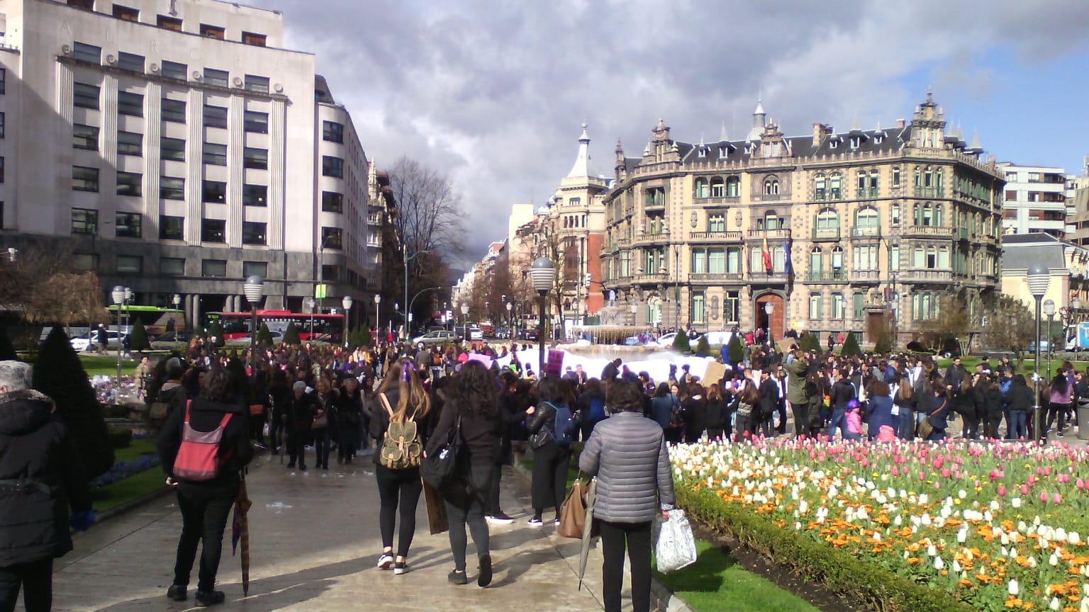 Decenas de estudiantes se concentran en la céntrica plaza bilbaína.