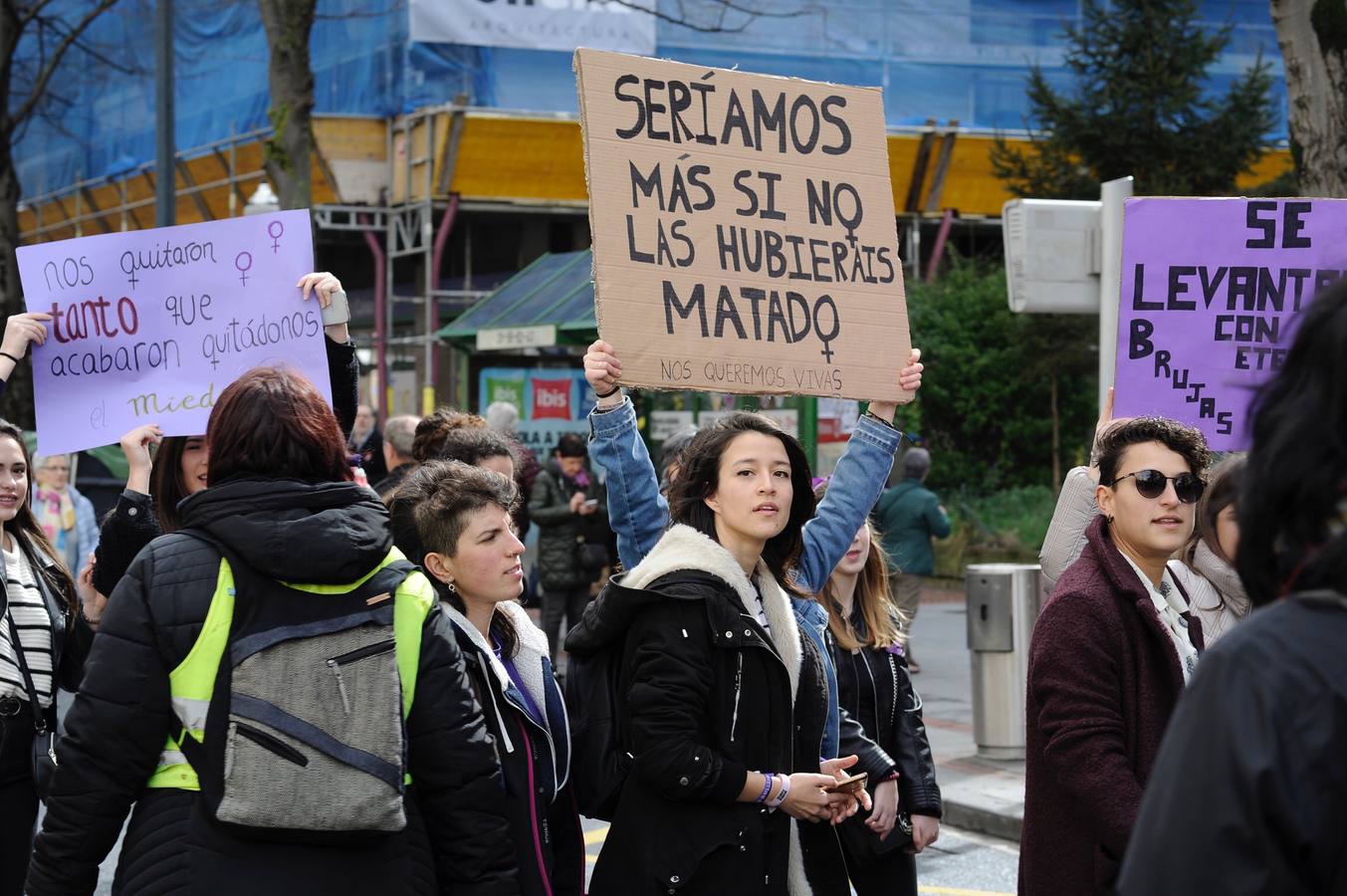 Miles de personas han participado en la primera gran manifestación de la jornada del 8-M.