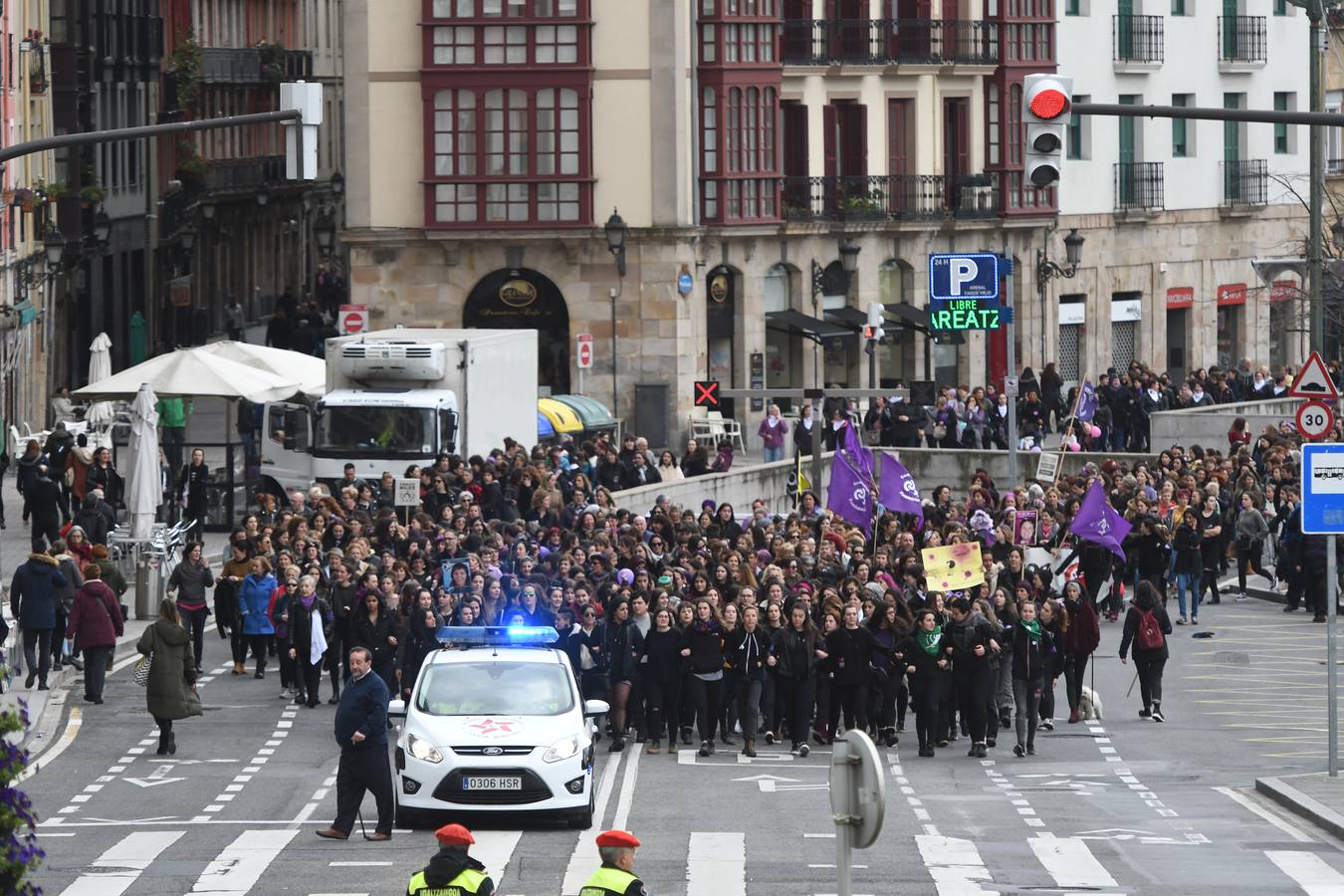 Miles de personas han participado en la primera gran manifestación de la jornada del 8-M.