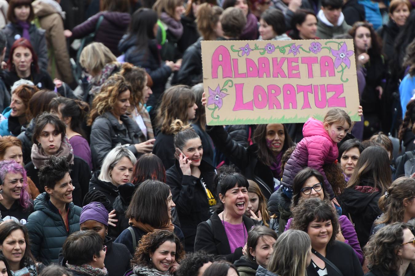 Miles de personas han participado en la primera gran manifestación de la jornada del 8-M.