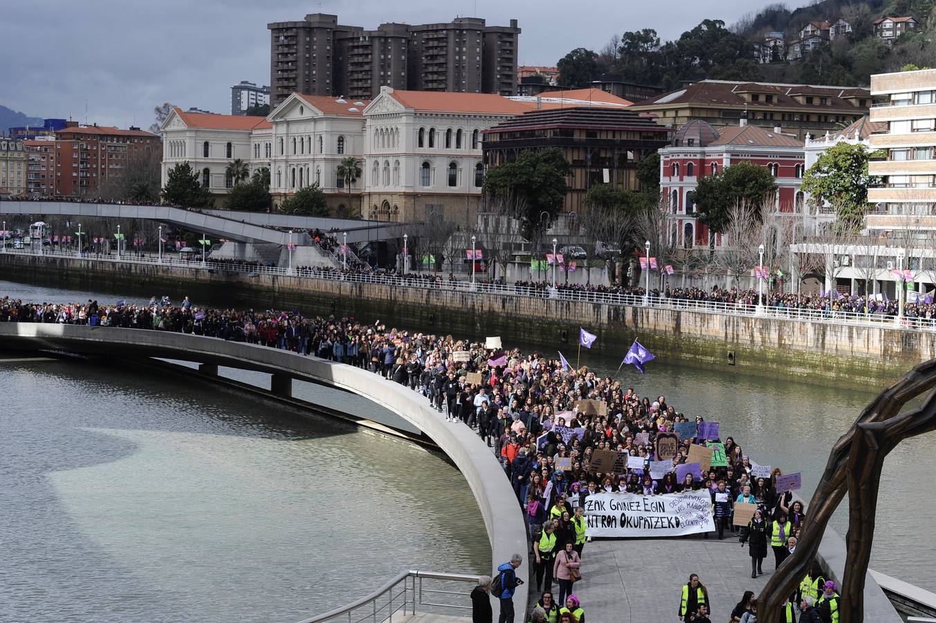 Miles de personas han participado en la primera gran manifestación de la jornada del 8-M.