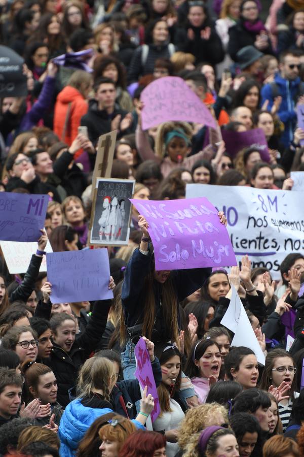 Miles de personas han participado en la primera gran manifestación de la jornada del 8-M.