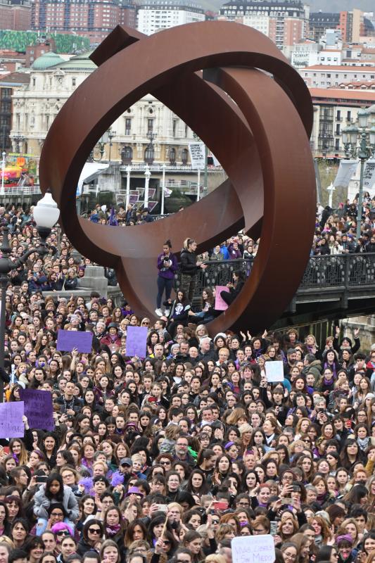 Miles de personas han participado en la primera gran manifestación de la jornada del 8-M.