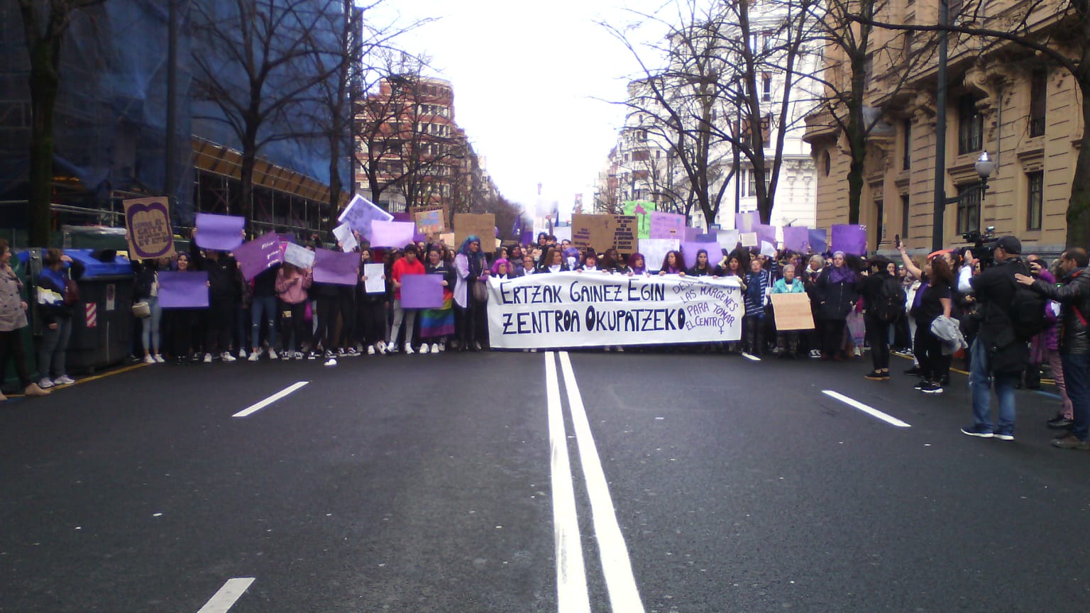 Miles de personas han participado en la primera gran manifestación de la jornada del 8-M.