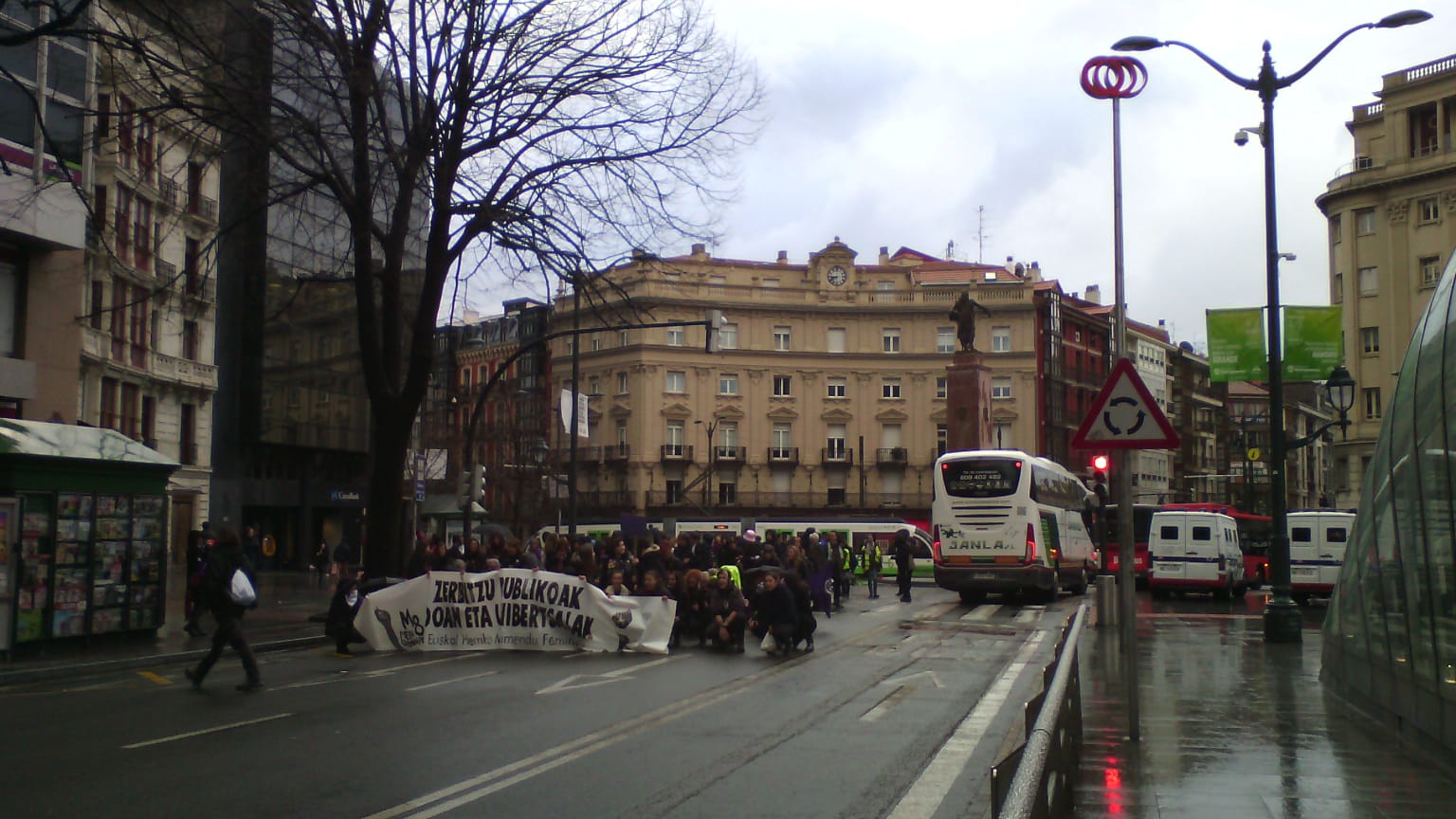 Cientos de mujeres participan en varios piquetes para cortar el tráfico en Bilbao