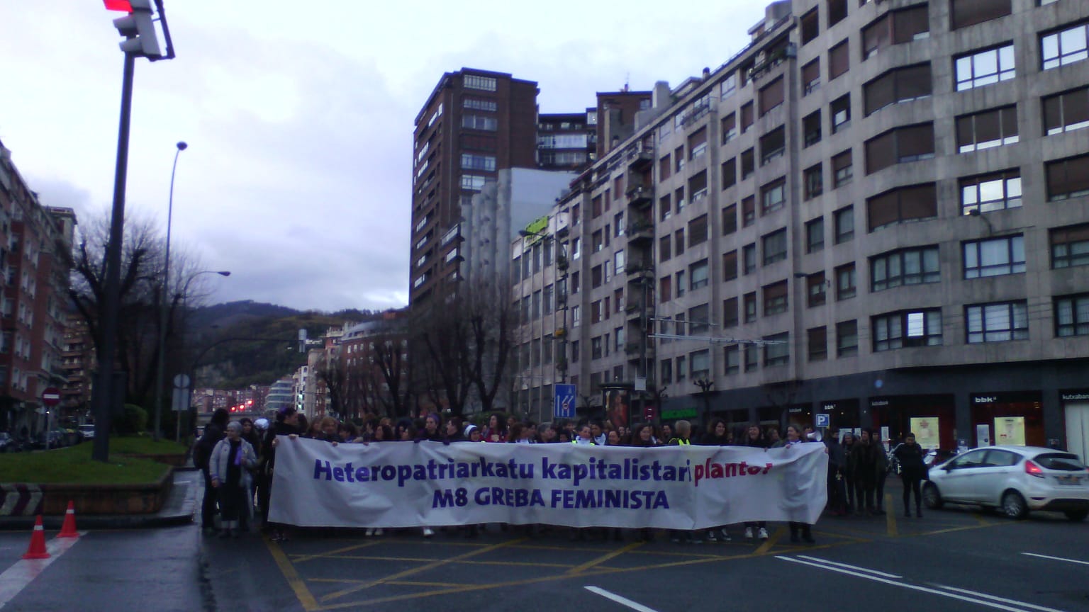 Cientos de mujeres participan en varios piquetes para cortar el tráfico en Bilbao