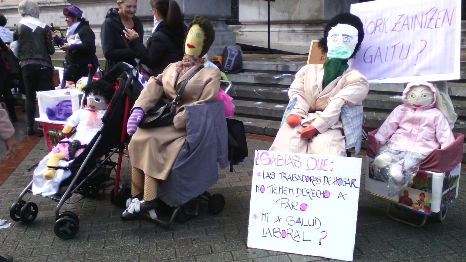 Cientos de mujeres participan en varios piquetes para cortar el tráfico en Bilbao