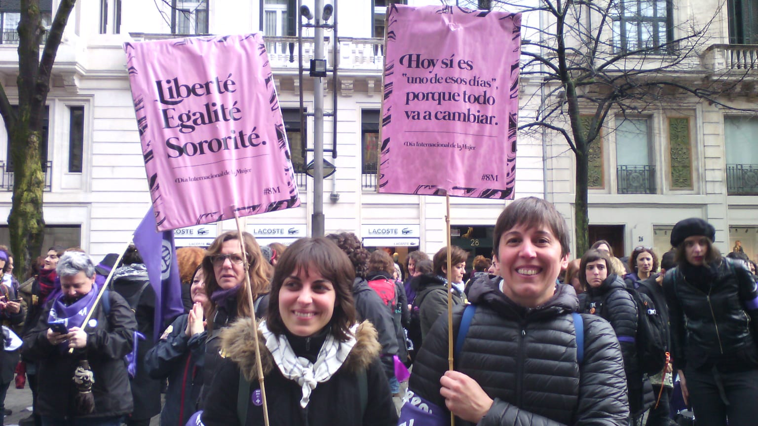 Cientos de mujeres participan en varios piquetes para cortar el tráfico en Bilbao