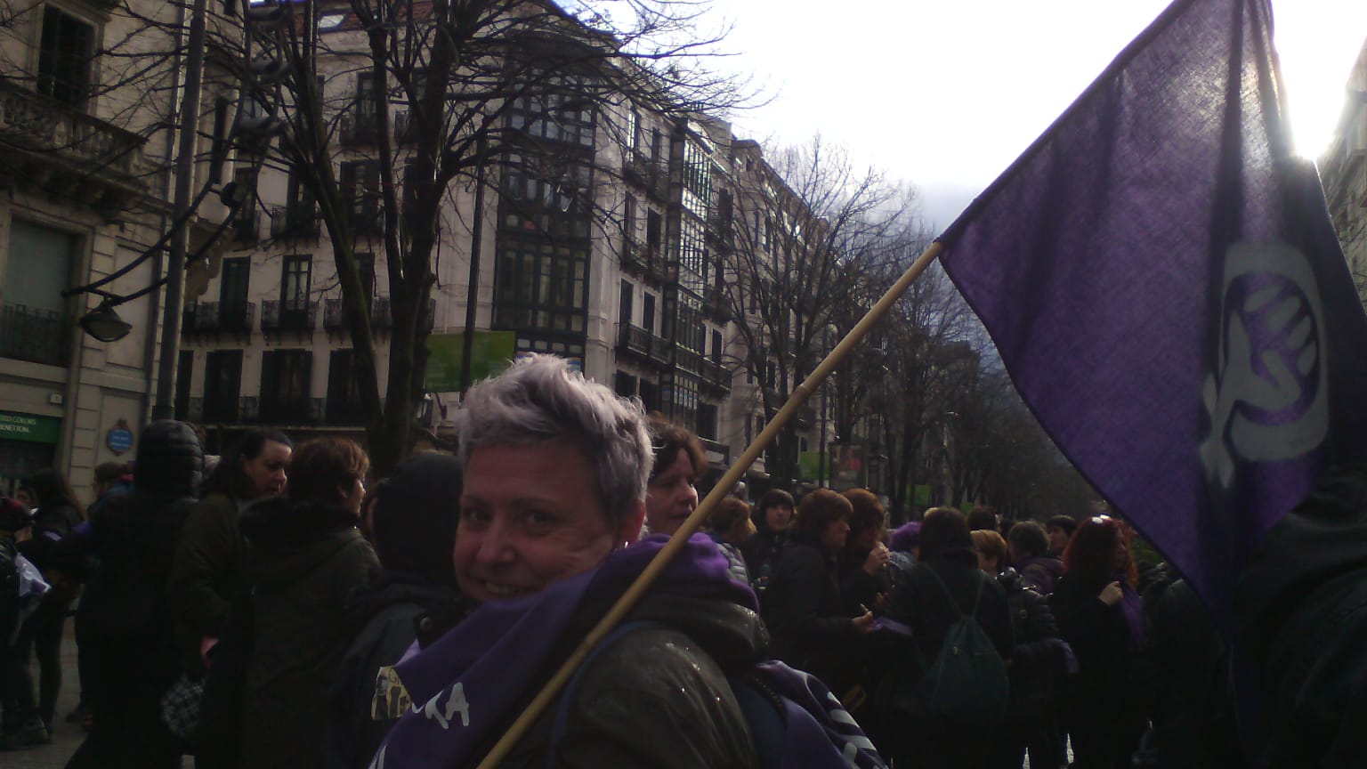 Cientos de mujeres participan en varios piquetes para cortar el tráfico en Bilbao