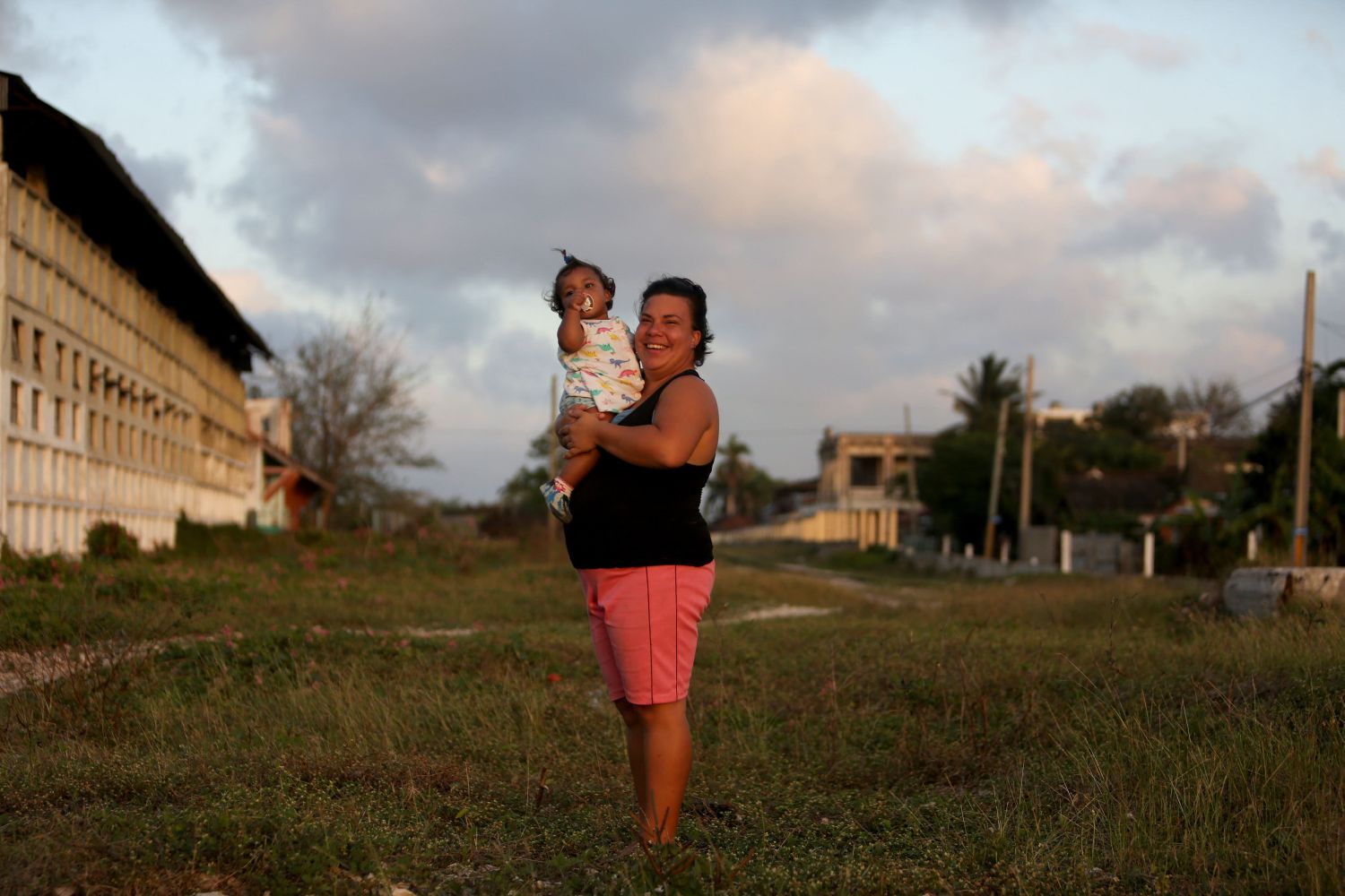 Evelin Naranjo, de 31 años, maestra de preescolar, sostiene a su hija Victoria Naranjo, de un año, mientras posa para una fotografía en la semana en que regresó al trabajo, en Las Tunas, Cuba, el 18 de febrero de 2019. La licencia de maternidad obligatoria en Cuba es de un año y puede ser tomada por la madre o el padre. Evelin estuvo fuera por 52 semanas. "Es un gran esfuerzo para mí no poder ver a mi hija debido a mi trabajo, pero lo hago por su propio bien", dijo