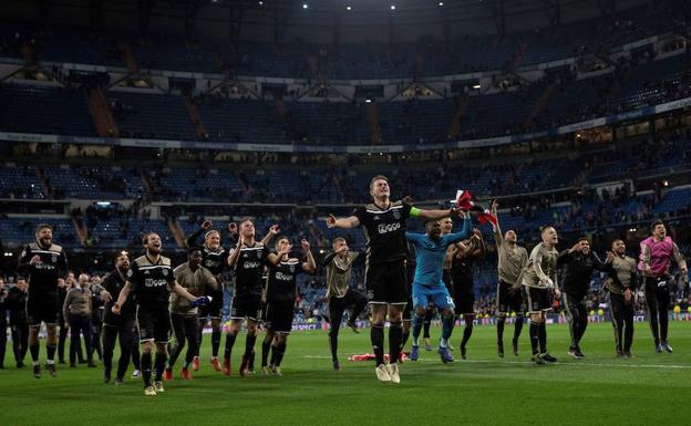 Los jugadores del Ajax celebran con la afición la victoria.