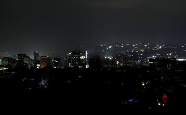 Vista general de la ciudad de Caracas durante el masivo apagón que ha afectado a Venezuela.