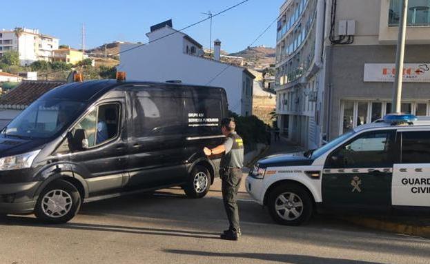 27 de septiembre de 2018. Una furgoneta de los servicios funerarios abandona el lugar en el fue asesinada por su pareja una mujer en Torrox.