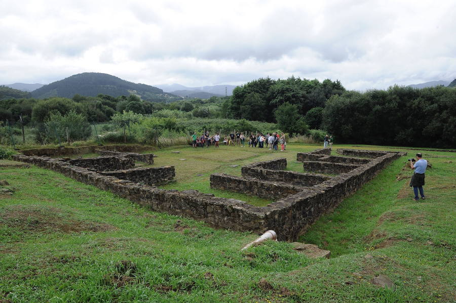 El asentamiento romano de Forua, durrante una visita de grupo.