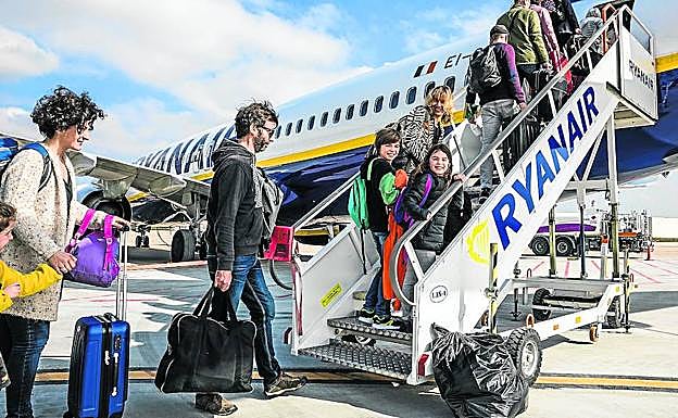 Pasajeros acceden a uno de los Boeing 737-800 de Ryanair en el aeropuerto de Foronda.