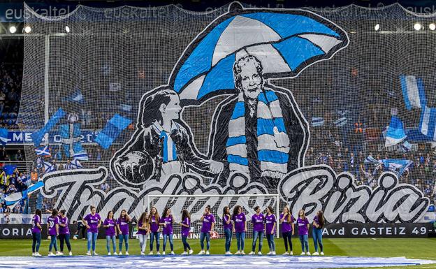 Mendizorroza rinde homenaje a las mujeres albiazules