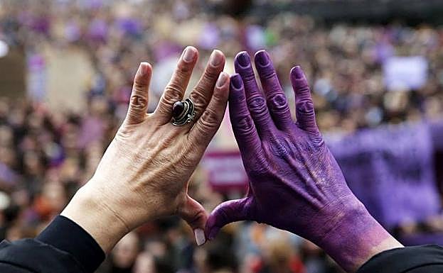 Imagen de una de las manifestantes de Bilbao, publicada por el 'Irish Times'.