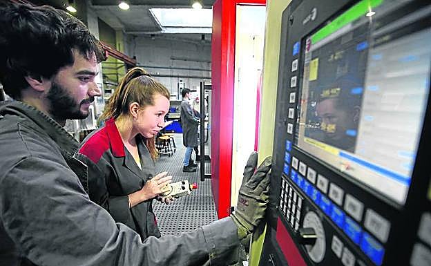 Alumnos de la Escuela de Ingeniería de la UPV hacen prácticas en el taller de mecánica.