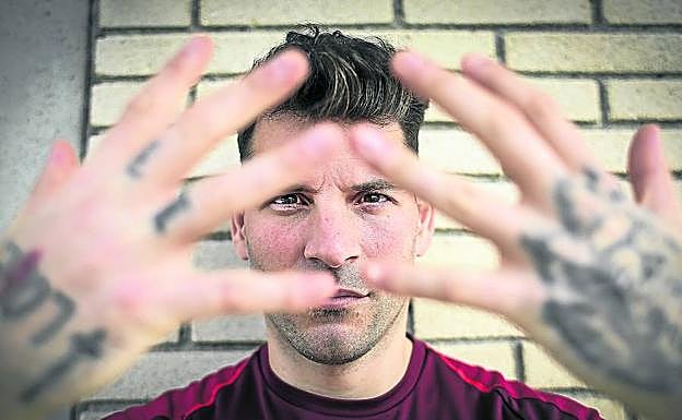 Iago Herrerín muestra sus manos en la sesión fotográfica realizada ayer en Lezama tras el entrenamiento.