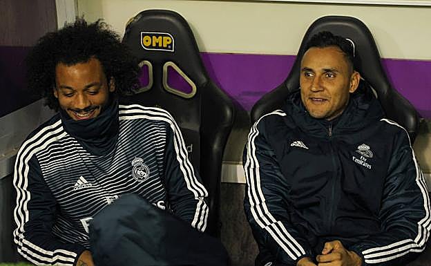 Marcelo, junto a Keylor Navas en el banquillo del José Zorrilla. 