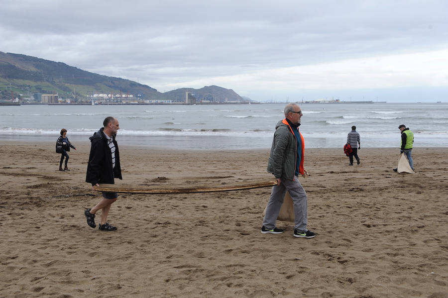 Fotos: Limpiando de plástico la playa de Ereaga