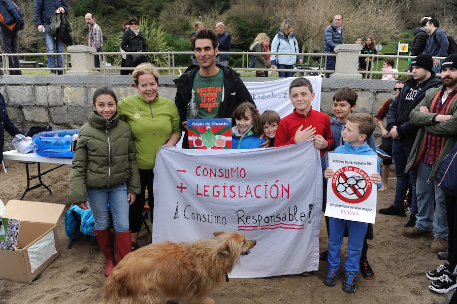 Fotos: Limpiando de plástico la playa de Ereaga