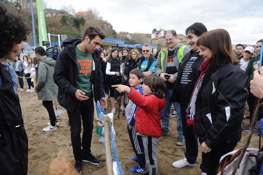 Fotos: Limpiando de plástico la playa de Ereaga