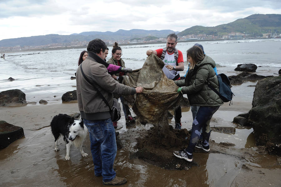 Fotos: Limpiando de plástico la playa de Ereaga