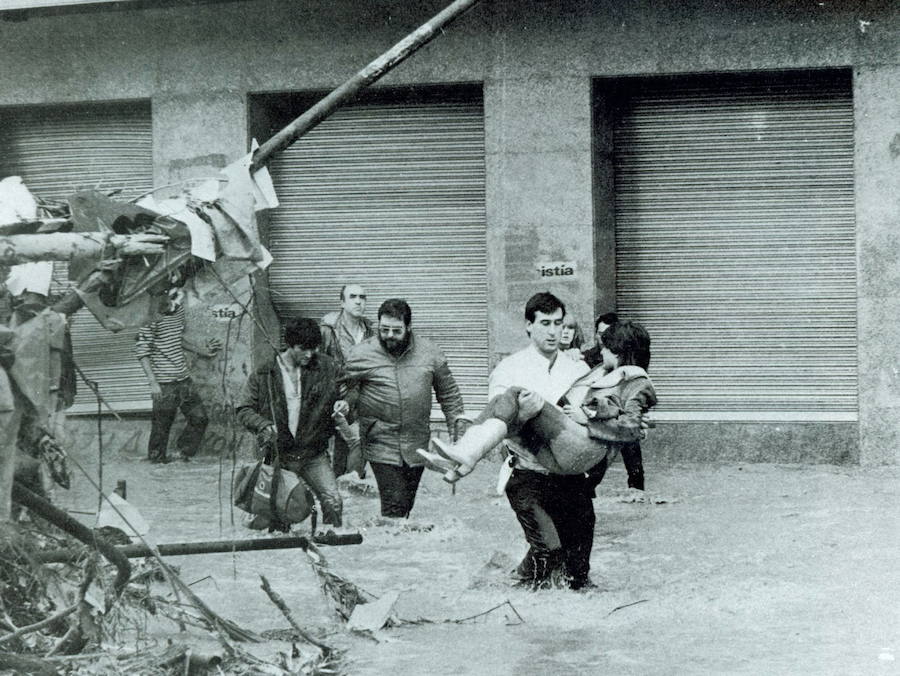 El agua empezó a subir rápidamente y los ciudadanos se pusieron a salvo como pudieron.