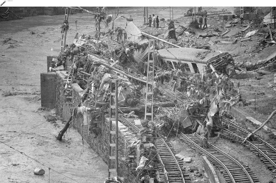 Las vías del tren, junto a la ría, quedaron cubiertas de todo el material arrastrado por el agua.