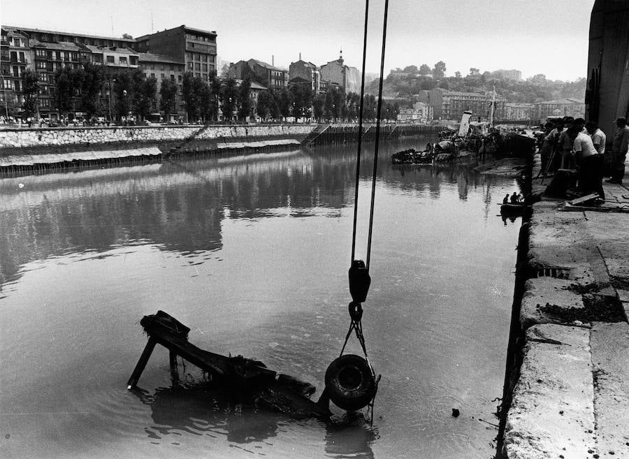 Una grúa saca un vehículo de la ría.