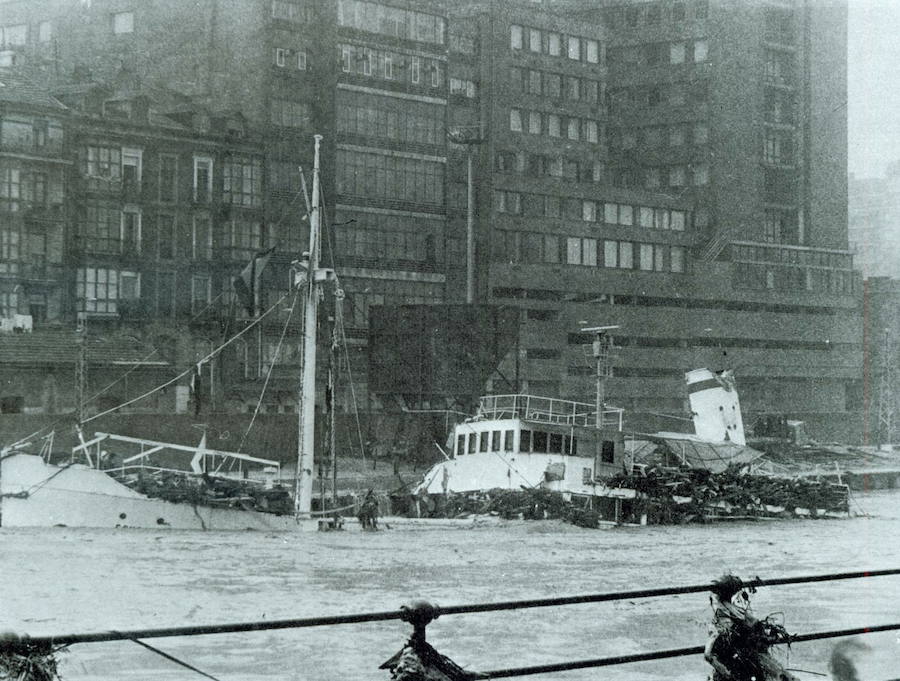 Barco semihundido en la ría.