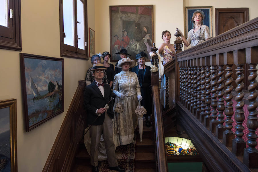 Foto de grupo en las escaleras de La Bilbaína.